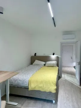 Manja spavaća soba sa bračnim krevetom, radnim stolom i klima uređajem. - image 5