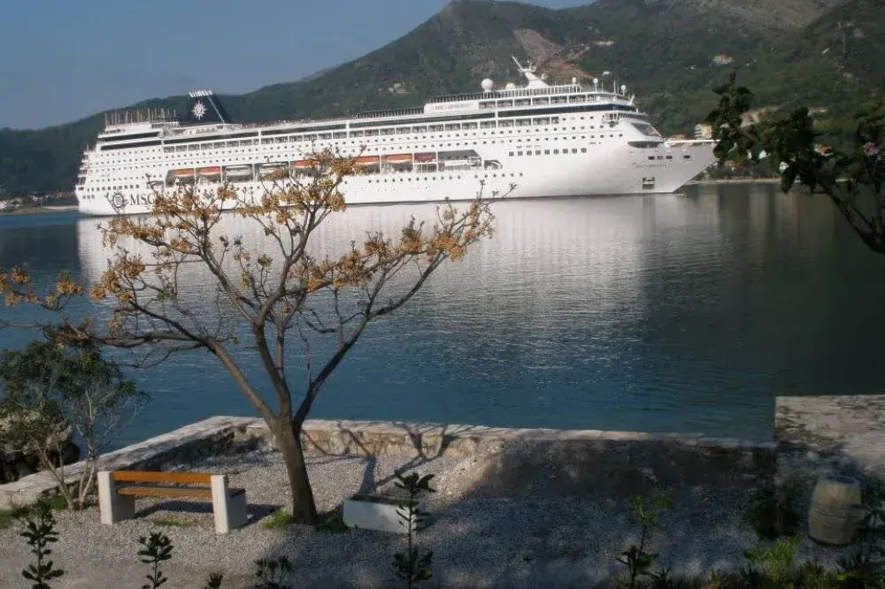 Pogled na more sa kruzerom i obalom.