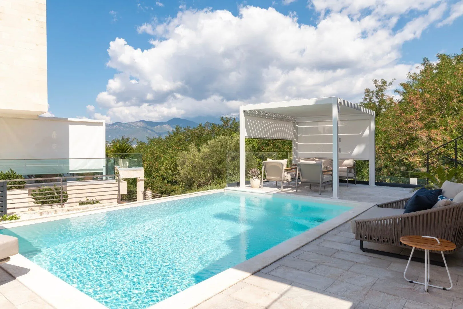 Izdavanje, kuća, 400m², Kotor, Crna Gora
