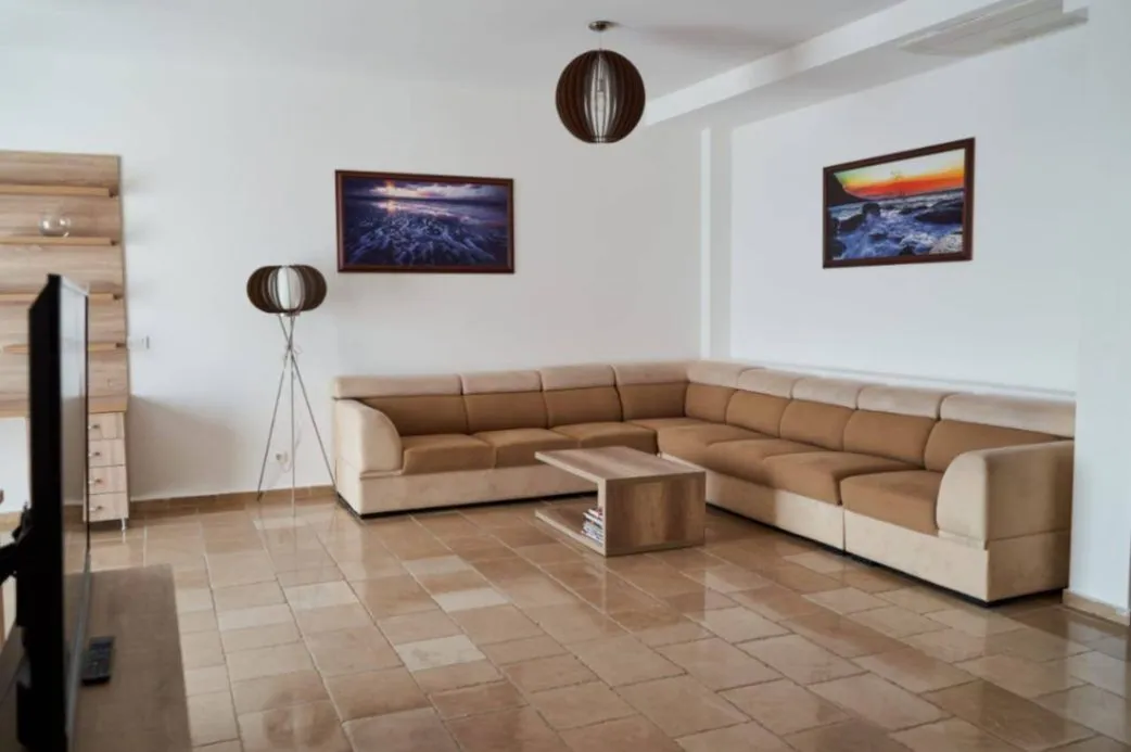 Izdavanje, kuća, 150m², Reževići, Budva