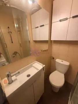 Kompaktno kupatilo sa tuš kabinom, umivaonikom i toaletom. - image 9