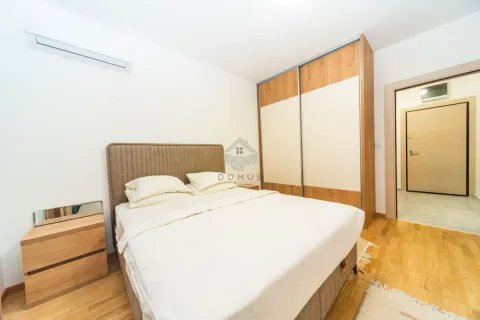 Spavaća soba sa bračnim krevetom, velikim garderoberom i klima uređajem. - image 20