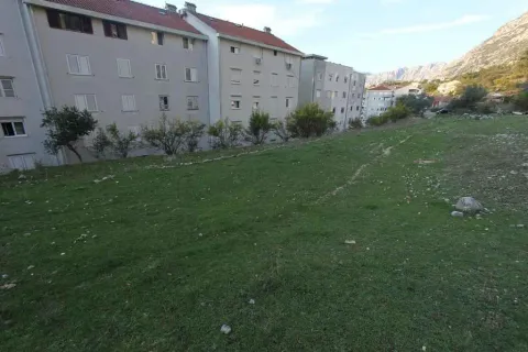 Travnata parcela pored stambenih zgrada. - image 16