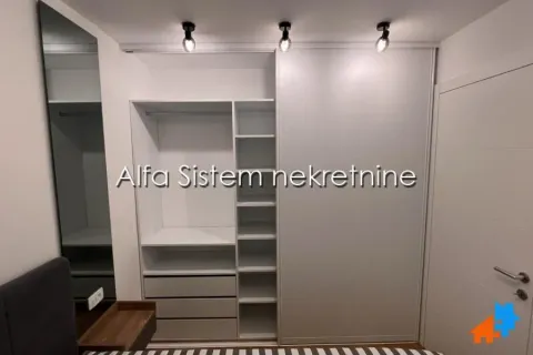 Bedroom with a built-in wardrobe and sliding doors. - image 5