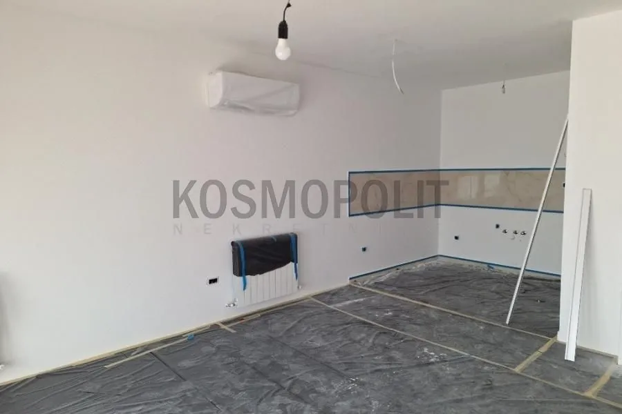 Prazna prostorija u toku renoviranja sa postavljenom podnom zaštitom.