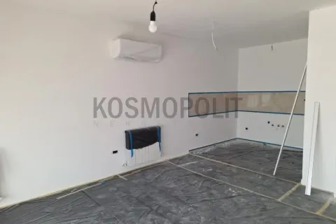 Prazna prostorija u toku renoviranja sa postavljenom podnom zaštitom. - image 2