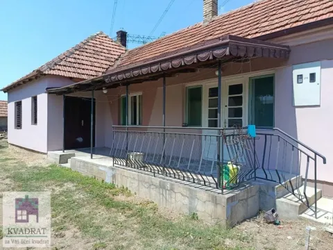 Pogled na spoljašnjost kuće sa natkrivenom terasom i ulaznim vratima. - image 17
