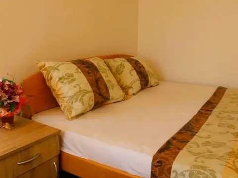 Izdavanje, kuća, 382m², Krimovica, Kotor - image 17