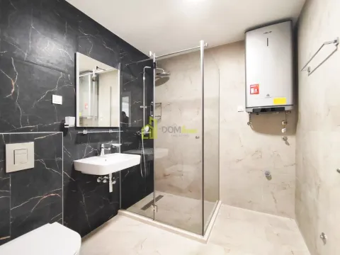 Moderne kupatilo sa tuš kabinom, umivaonikom i ugrađenim bojlerom. - image 5