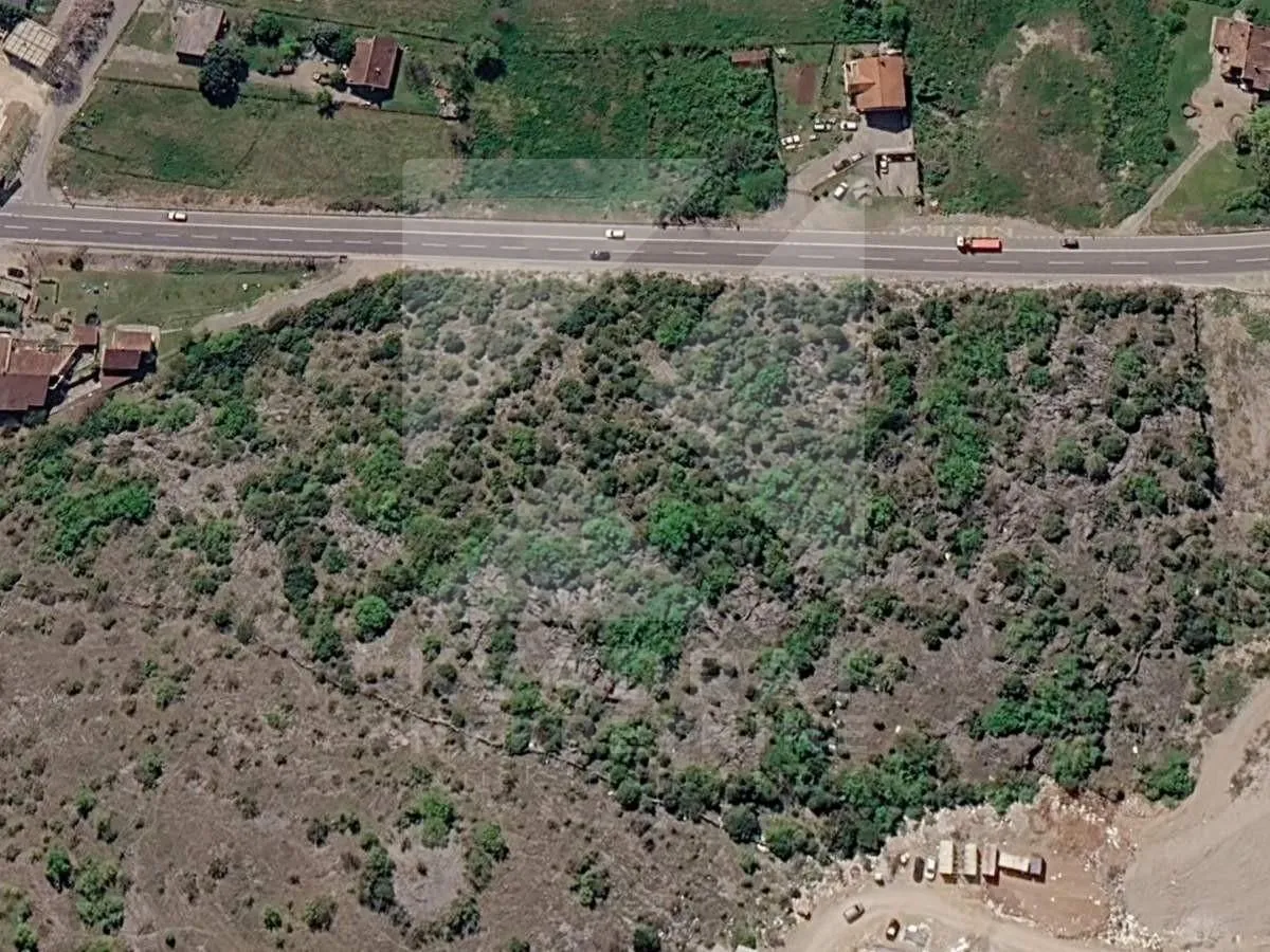 Pogled iz vazduha na zemljište i okolni teren.