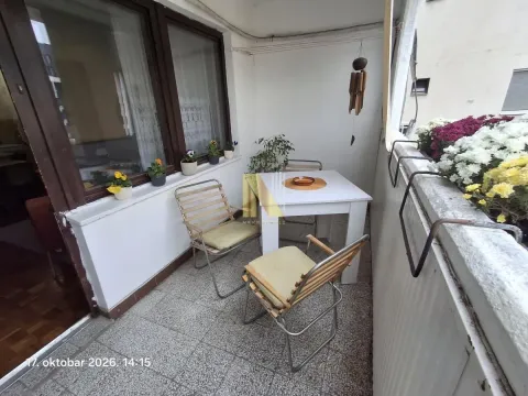 Zastakljena terasa sa garniturom za sedenje i cvećem. - image 12
