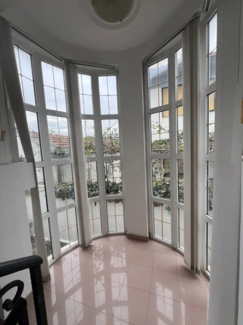 Izdavanje, kuća, 350m², Zlatica, Podgorica