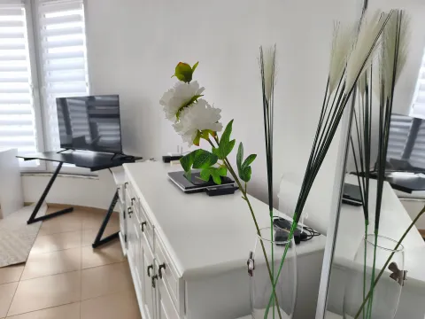 Soba sa bijelom komodom, radnim stolom i televizorom. - image 15
