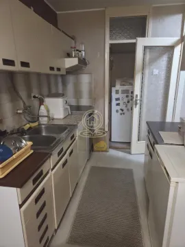 Manja kuhinja sa sudoperom, elementima i prolazom u ostavu. - image 8