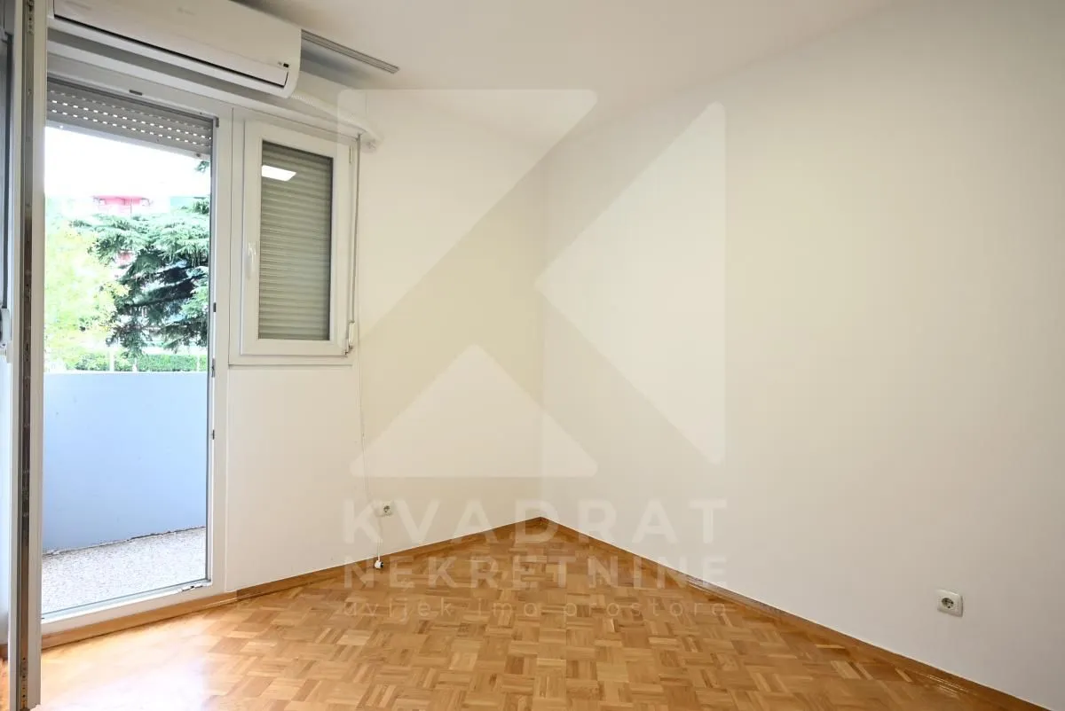 Empty room with hardwood flooring and access to the terrace.