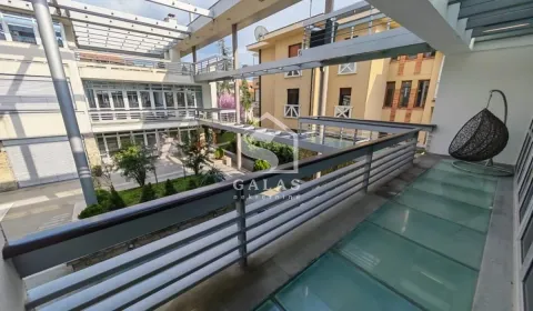 Large terrace overlooking the inner courtyard and surrounding buildings. - image 12