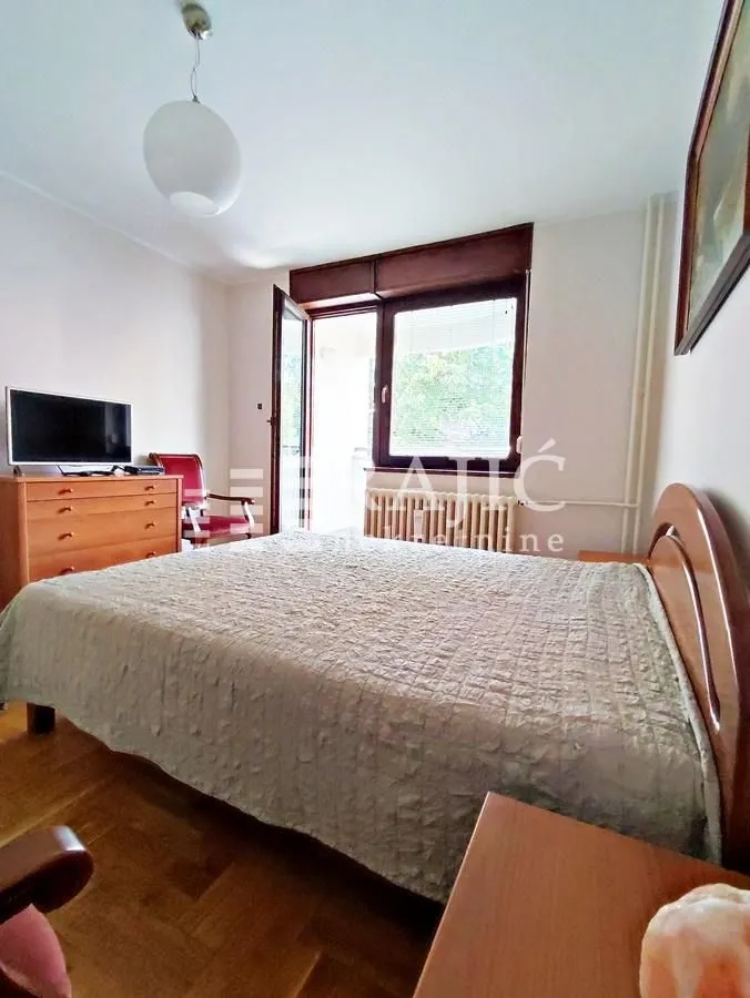 Furnished bedroom with a double bed and access to the terrace.