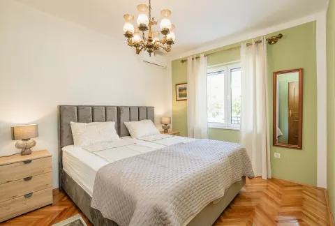 Namještena spavaća soba sa bračnim krevetom, noćnim stočićima i lusterom. - image 6