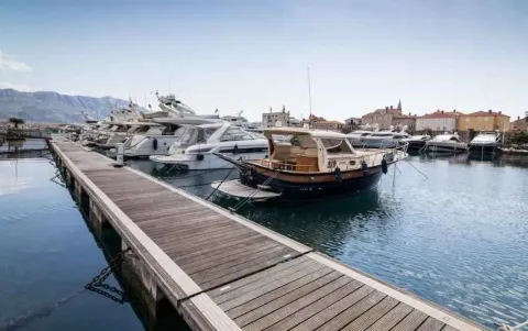 Pogled na marinu sa jahtama i drvenim molom. - image 13