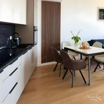Moderna kuhinja sa bijelim elementima i trpezarijom u nastavku. - image 13