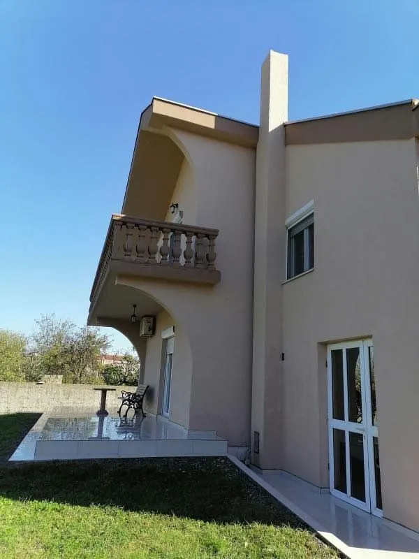 Sale, house, 350m², Tološi, Podgorica