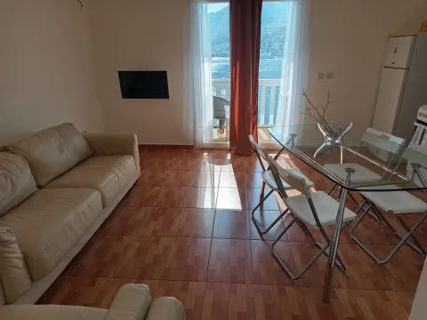 Living room with dining area and a sea view. - image 4