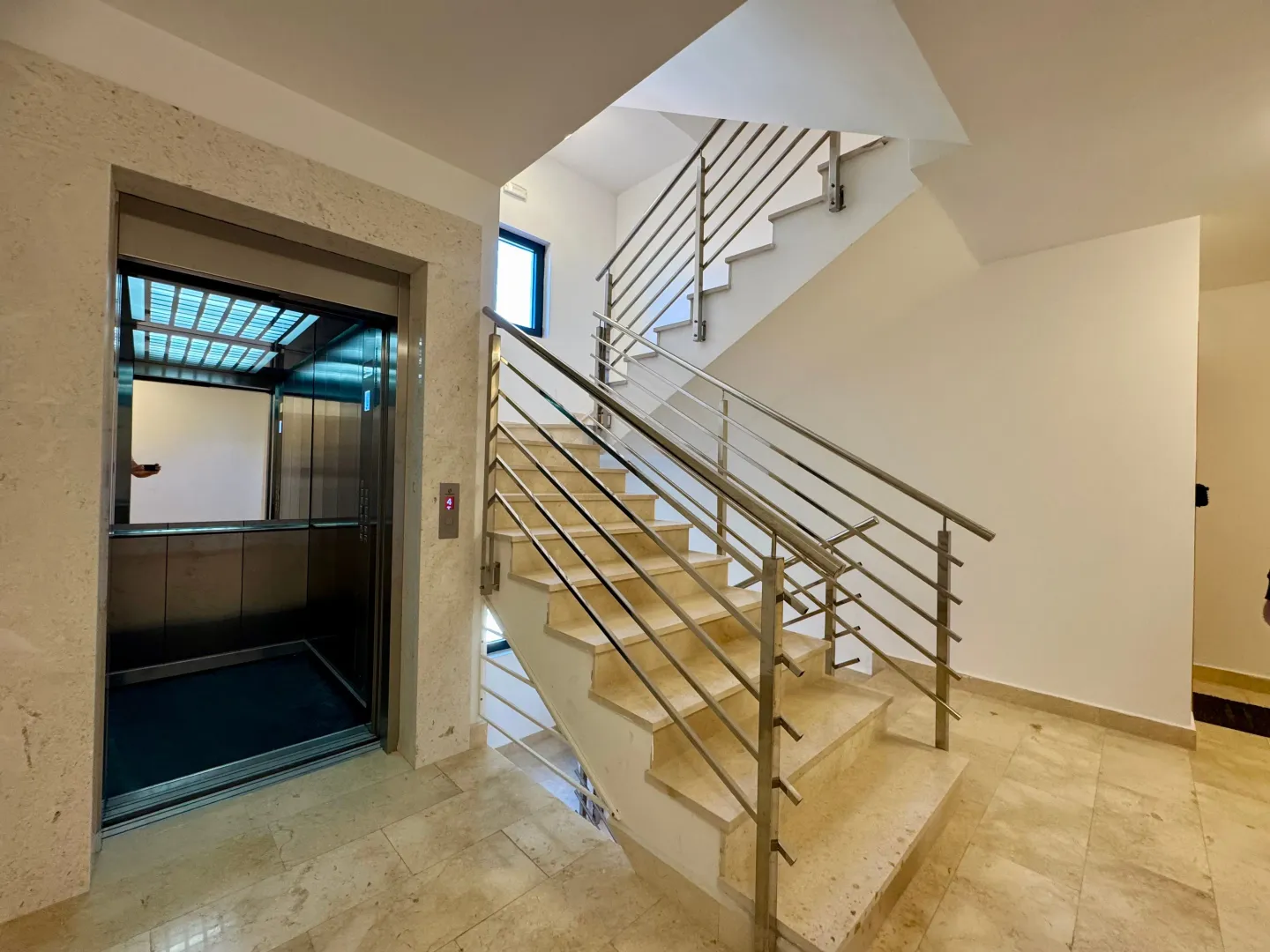 Izdavanje, garsonjera, 35m², Rafailovići, Budva
