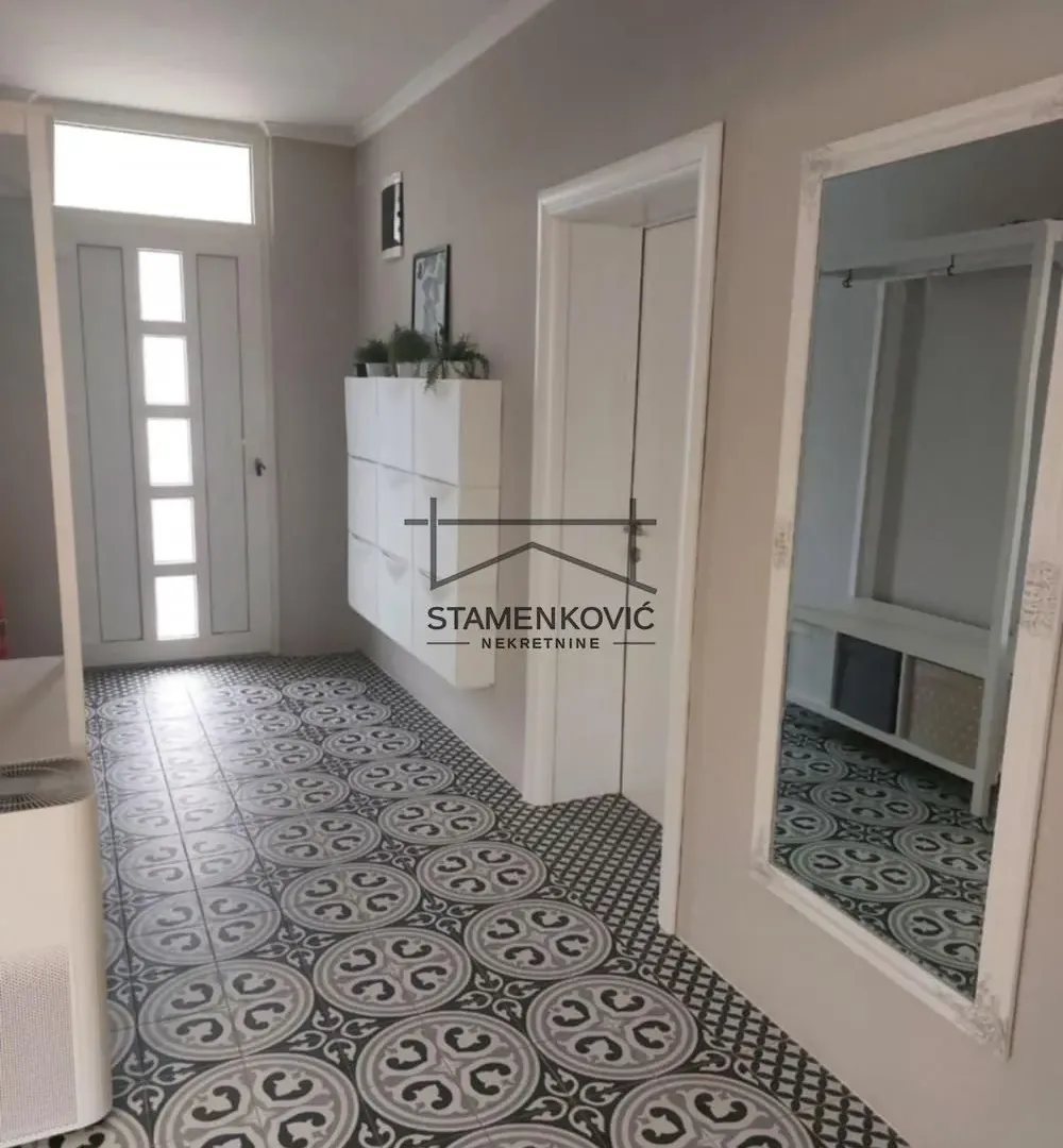 Prodaja, kuća, 360m², Veternik, Novi Sad Sve Podlokacije