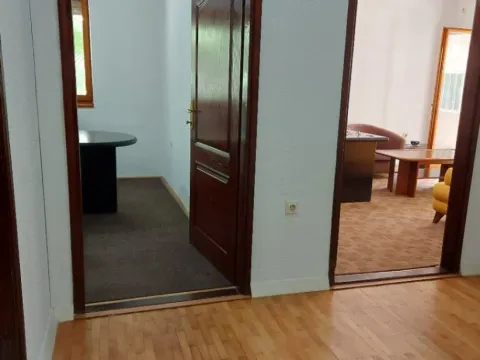 Izdavanje, poslovni prostor, 70m², Centar, Podgorica - image 7