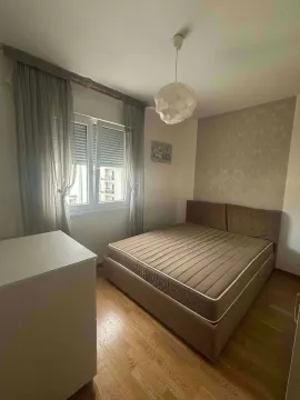 Spavaća soba sa bračnim krevetom, prozorom i komodom. - image 10