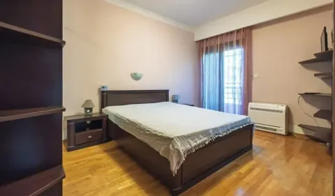 Spavaća soba sa bračnim krevetom, noćnim stočićima i izlazom na balkon. - image 16