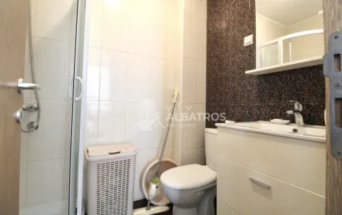 Manje kupatilo sa tuš kabinom, umivaonikom i wc šoljom. - image 6