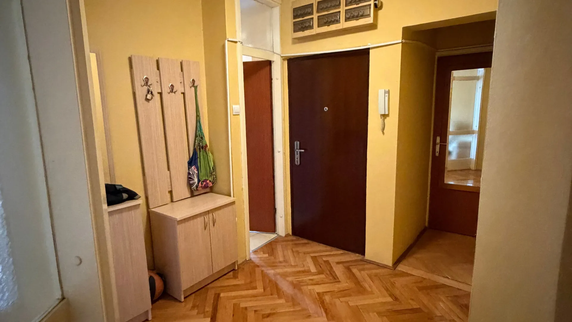 Prodaja, trosoban stan, 92m², Centar, Cetinje