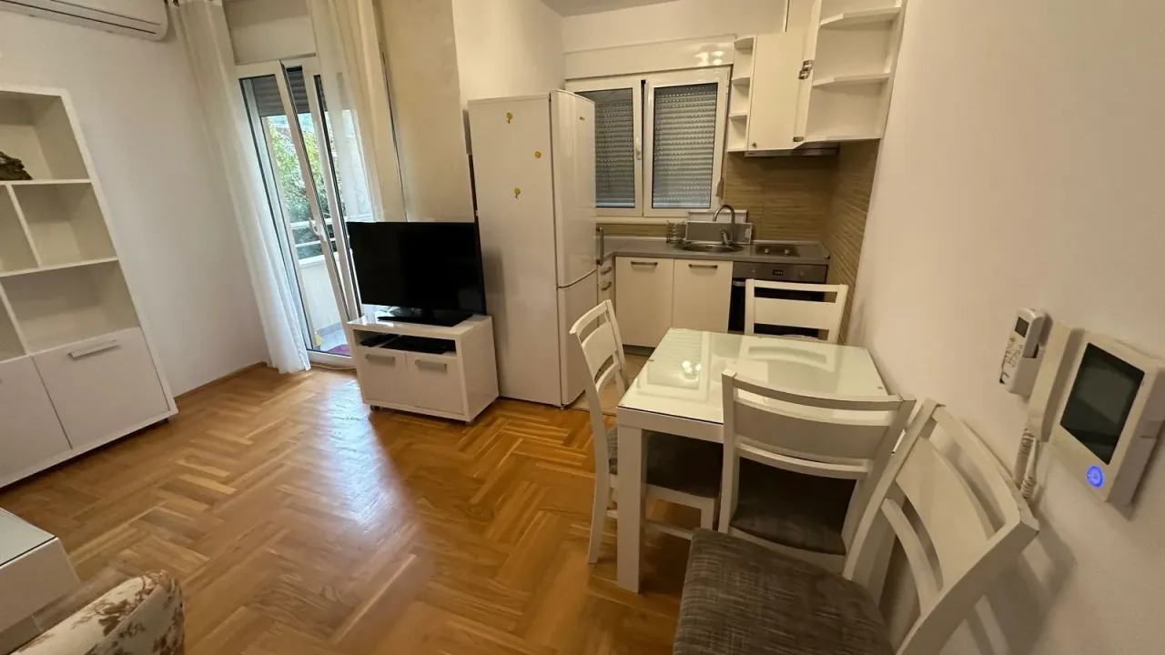 Izdavanje, jednosoban stan, 52m², Budva, Crna Gora