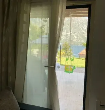 Pogled kroz vrata na dvorište i more. - image 9