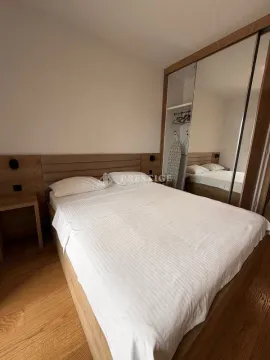 Spavaća soba sa bračnim krevetom i ugradnim plakarom sa ogledalom. - image 7