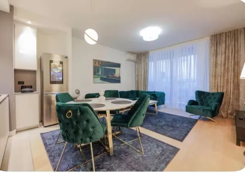 Moderan dnevni boravak sa trpezarijom i zelenim foteljama. - image 2