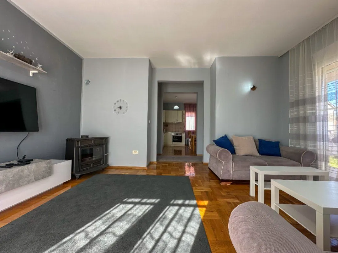 Izdavanje, kuća, 120m², Tološi, Podgorica