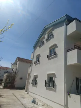 Eksterijer višeporodične stambene zgrade bijele fasade. - image 5