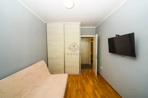 Manja spavaća soba sa krevetom na rasklapanje, garderoberom i zidnim televizorom. - image 8