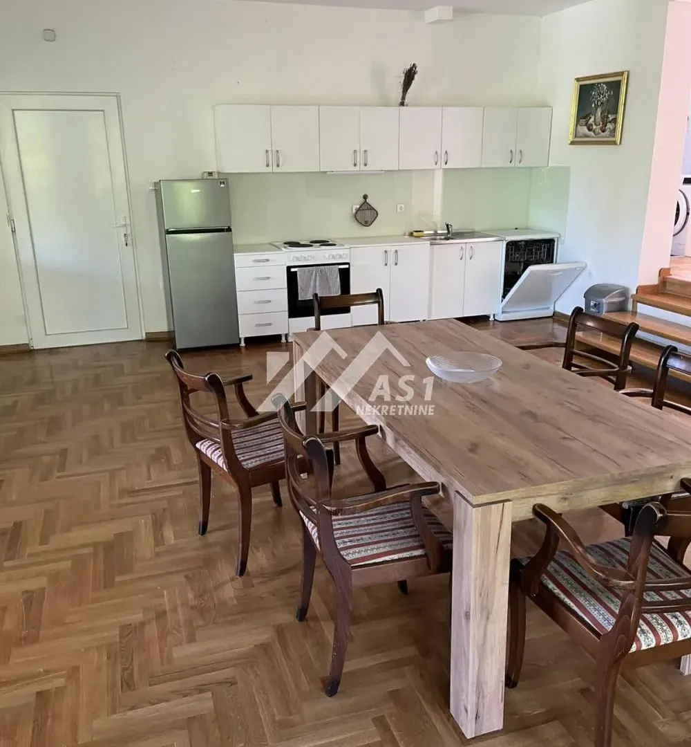 Izdavanje, četvorosoban stan, 120m², Stari Majur, Petrovaradin