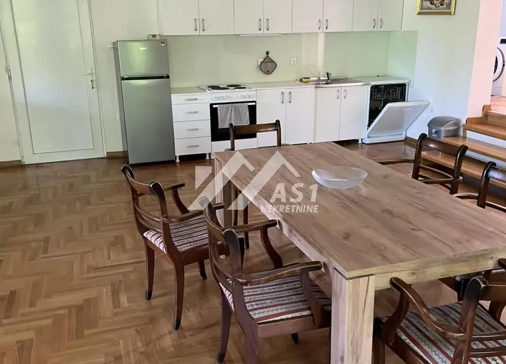 Izdavanje, četvorosoban stan, 120m², Stari Majur, Petrovaradin