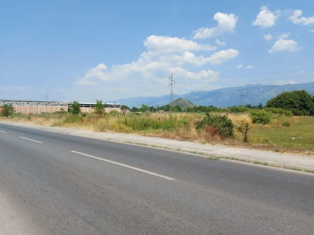 Zemljište pored asfaltnog puta.