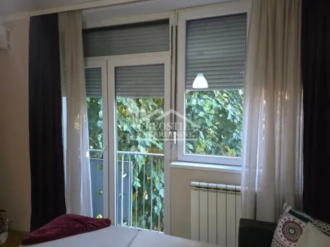 Pogled na prozor i balkonska vrata sa roletnama u dnevnoj sobi. - image 4