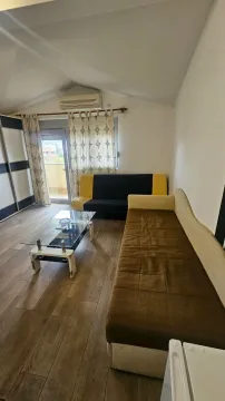 Dnevna soba sa sofom, dvosjedom, stočićem i izlazom na terasu. - image 6