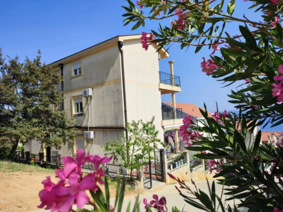 Izdavanje, jednosoban stan, 46m², Baošići, Herceg Novi