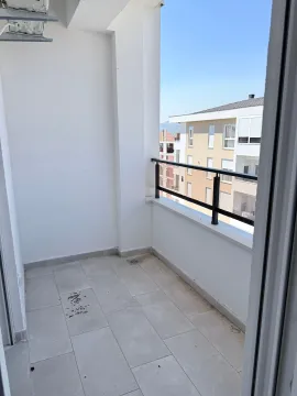 Prazan svijetli balkon sa pogledom na okolne zgrade. - image 5
