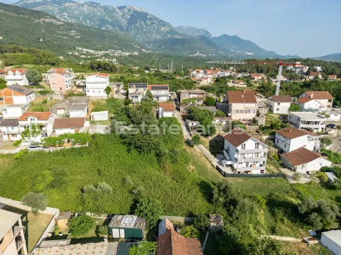 Pogled iz vazduha na okolno naselje i planine u pozadini. - image 5