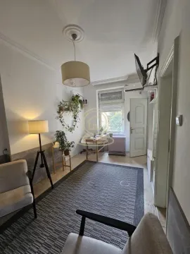 Dnevna soba sa foteljama, radnim stolom i prozorom. - image 15