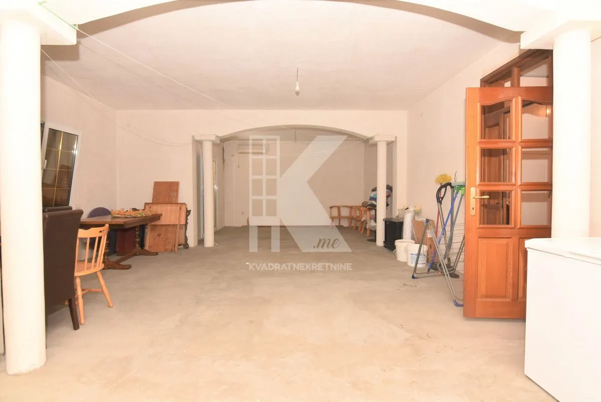 Prodaja, kuća, 752m², Zelenika, Podgorica